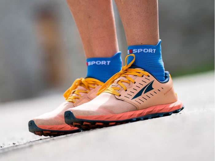 Compressport Unisex's Pro Racing Socks v4.0 Run Low - Pacific Blue/Deco Rose