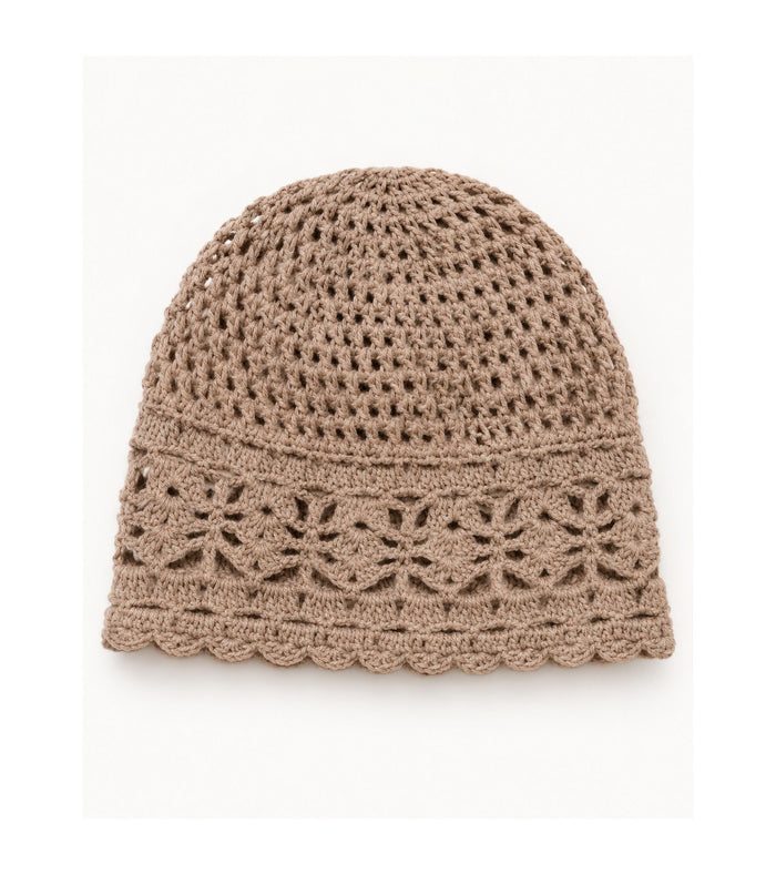 Beige crochet cap with openwork pattern and decorative scalloped band