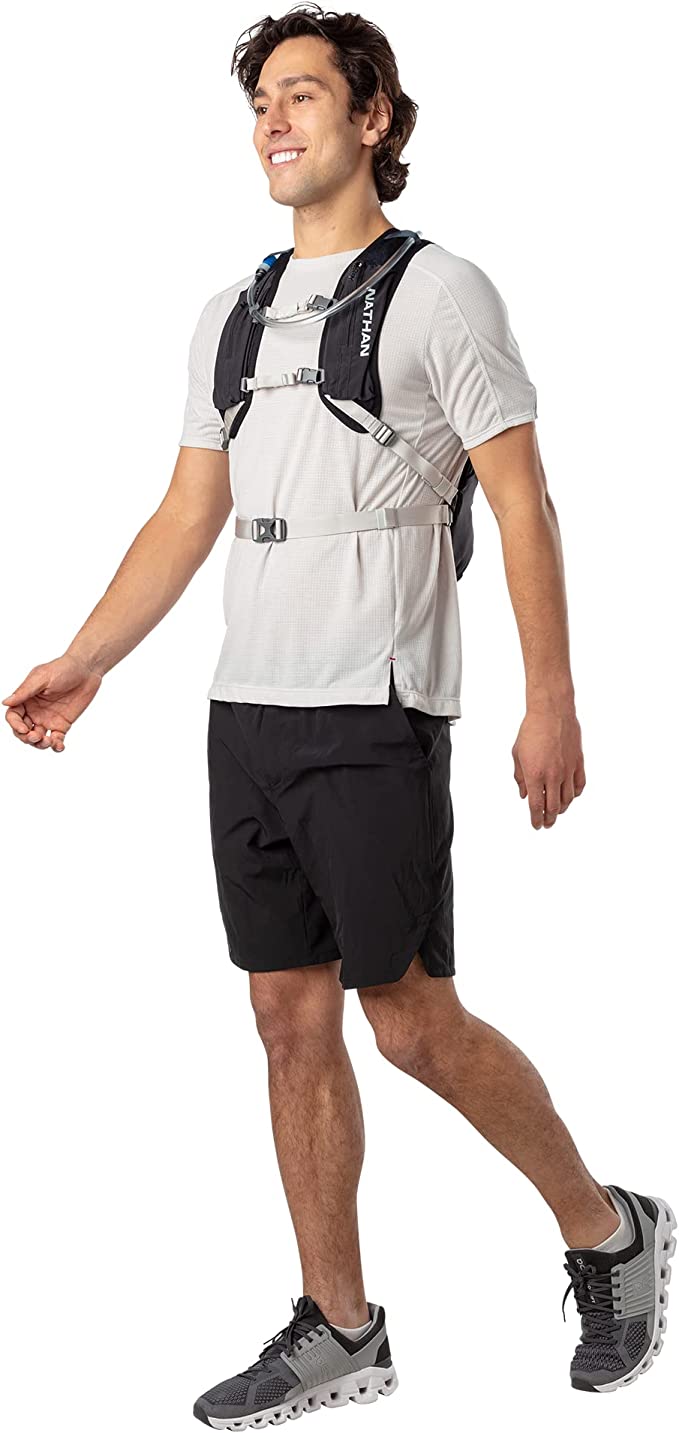 Nathan Crossover Pack 15L:Black/Vapor Grey